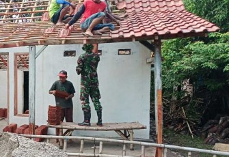 Gotong royong pasang genteng rumah warga desa binaan