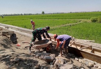 Bantu Warga Bangun Saluran Irigasi