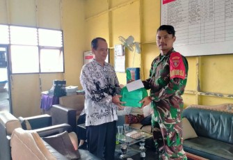 Danramil 1001-11/Danau Panggang Bagikan Masker Ke Sekolah