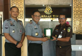 Kakanwil Kumham Banten Dodot Adikoeswanto saat memberikan cenderamata Kajati Banten, Senin (9/10)