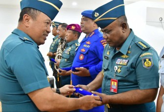 Dispers Puspenerbal Kolonel Laut (KH) Zainul saat menerima Brevet kehormatan Kesehatan Penyelaman dan Hiperbarik mewakili Danpuspenerbal, di Surabaya, Selasa (10/10)