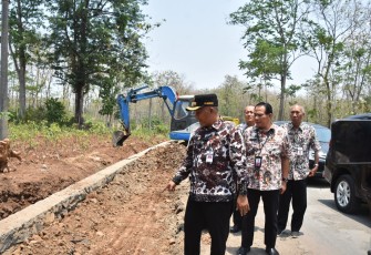 Peninjauan pembangunan jalan kabupaten di Kecamatan Tlogowungu