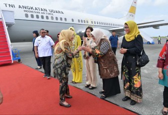 Ibu Wapres Hj Wury Ma'ruf Amin saat tiba di bandara DEO Sorong Papua Barat, Rabu (11/10)