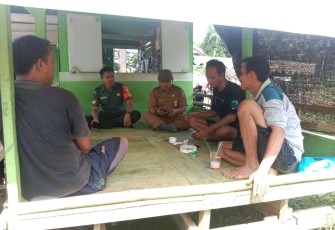 Komsos Babinsa bersama warga binaannya