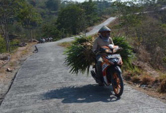 Masyarakat melintasi jalan hasil TMMD 