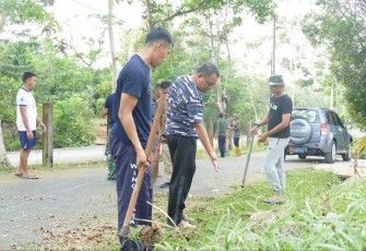 Danlanudal Tanjungpinang Terjun Langsung Bersihkan Lingkungan