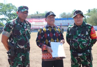Danrem 143/HO Brigjen TNI Ayub Akbar (kiri) saat penutupan TMMD ke 118 Kodim 1416/Muna, Kamis (19/10)
