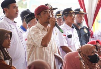 Ketua LSM Gappura Husein Saidan ketika berdialog bersama Wali Kota Cilegon, Selasa (24/10)