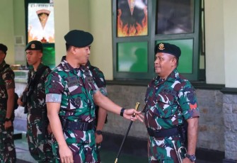 Danmenarmed 2 Kostrad Kolonel Arm Joko Setiyo Kurniawan saat menyapa prajuritnya di Yonarmed 11 Kostrad, Selasa (24/10)