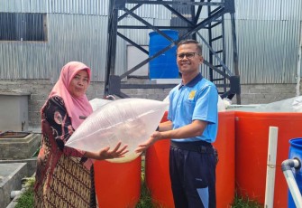 Danlanud Sutan Sjahrir Kol Nav Saeful Rakhmat menerima bibit ikan dari Dinas Perikanan dan Kelautan Prov Sumbar, Jum'at (27/10)