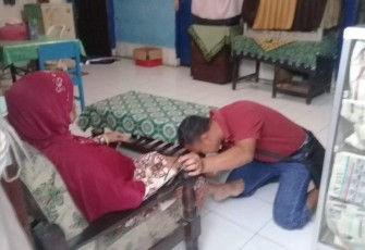 Kolonel Chk Agus Hari Suyanto ketika mencium kaki ibunya
