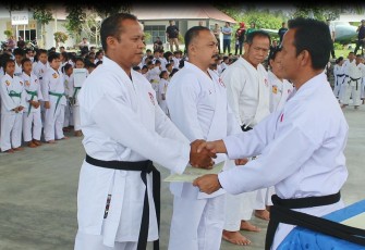 Danlanudal Manado Letkol Laut (P) Tatang Yanuar Ristanto saat penganugerahan Sabuk Hitam Karate Dan III