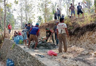 Bangun saluran air di wilayah desa binaan 
