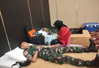 Donor darah prajurit satgas Yonif 310/KK di hotel Horison Abepura, Jayapura, Selasa (7/11)