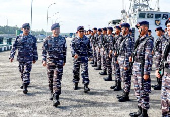 Kepala Staf Koarmada III Laksamana Pertama Singgih Sugiarto saat cek pasukan apel latihan pengamanan VVIP, Rabu (8/11)