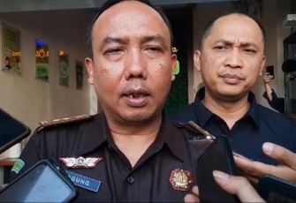 Kasi Pidsus Kejari Blitar Agung Wibowo saat Diwawancara Awak Media Seusai Pemeriksaan kepada Terperiksa Terkait Kasus Dugaan Penyalahgunaan Sewa Rumdin Wakil Bupati Blitar