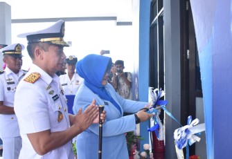 Ketua DJA III Ny Insani R Jayadi saat menggunting pita resmikan Lanal Nabire, Kamis (9/11)