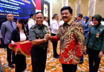Waorjen TNI Brigjen Agus Hari Suyanto saat menerima Pin Emas, Rabu (8/11) 