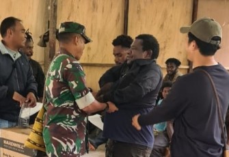 Anggota Koramil Tembagapura saat Berikan Bantuan Kepada Jemaat dan Gereja di Kampung Kimbeli