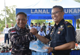 Danlanal Nunukan Letkol Handoyo saat menyerahkan hasil tangkapan penyelundupan sepatu