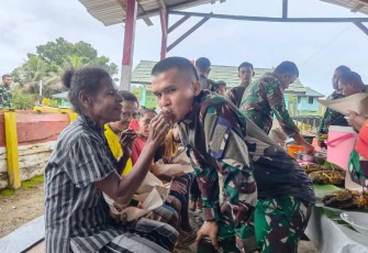 Personel Satgas Disuapi Makanan Warga Perbatasan, Kamis (30/11)