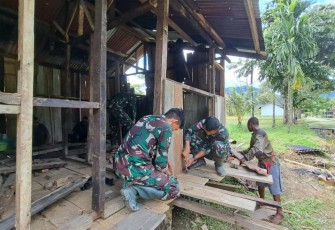 Rumah janda tua mama Martina diperbaiki prajurit Yonif 310/KK, Sabtu (2/12)