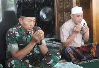 Kepala Staf Resimen Armed 2/PY/2 Kostrad Letkol Arm Siswo Budiarto saat doa bersama, Selasa (5/12)