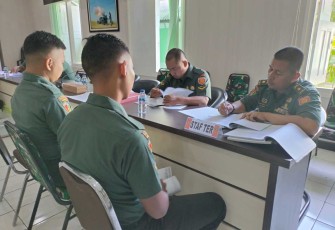 Kasiper Menarmed 2 Kostrad Mayor Arm Tri Suwito saat pengecekan administrasi, Rabu (6/12)