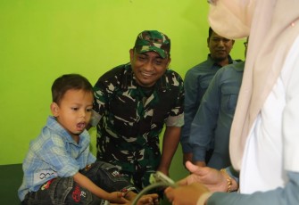 Dandim 0104/Atim Letkol Inf Tri Purwanto saat meninjau pelaksanaan baksos kesehatan pengobatan massal di Desa Alue Siwah Serdang, Rabu (6/12) 