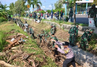 Karya bakti pembersihan alur sungai Simo dipinggir pantura