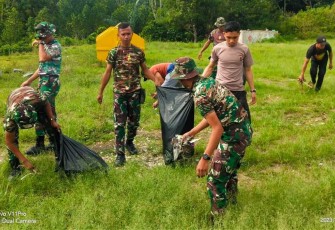 Karya bakti TNI - Polri bersihkan lingkungan pasar Bobou Bajawa, Jum'at (8/12)