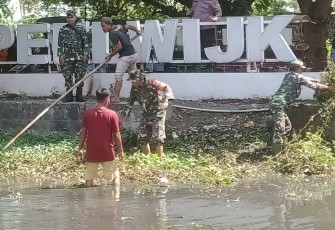 Bersihkan Aliran Sungai Pamarican dari Sampah, Rabu (13/12)