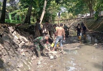 Pembersihan sampah di aliran sungai desa binaan