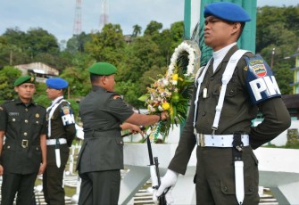 Danrem 023/KS Kolonel Inf Lukman Hakim saat meletakkan karangan bunga peringati Hari Juang TNI AD di TMP Kota Sibolga, Kamis (14/12)
