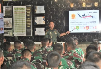 Danmenarmed 2 Kostrad Kolonel Arm Joko Setiyo Kurniawan saat memberikan pembekalan pengetahuan, Kamis (14/12)