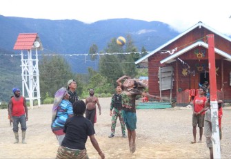 Main voli bersama warga di perbatasan 