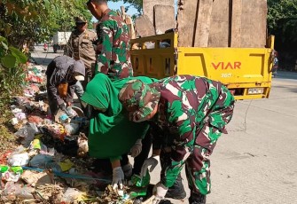 Pembersihan sampah jalan menuju area wisata