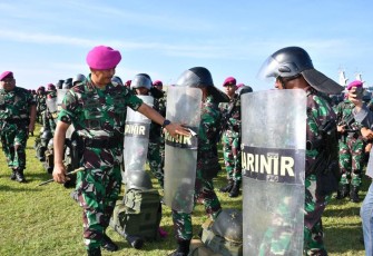 Danpasmar 3 Brigjen TNI (Mar) Sugianto saat pengecekan pasukan