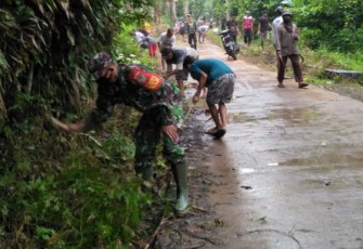 Pembersihan sampah di wilayah desa binaan 