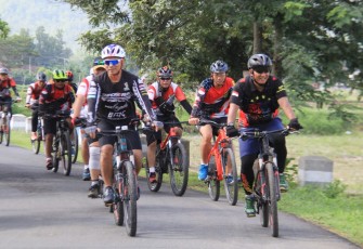 Dandim 0806/Trenggalek Letkol Czi Yudo Aji Susanto gowes bersama komunitas sepeda dan masyarakat 