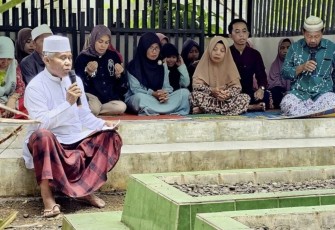 Atikoh Ganjar Ziarah ke Makam Orang Tua di Purbalingga 