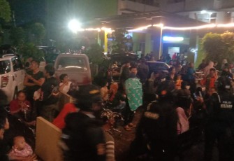 Suasana pengungsian warga dampak gempa di Kabupaten Sumedang, Minggu (31/12)