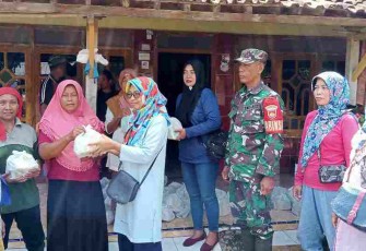 Penyerahan dukungan logistik untuk warga terdampak banjir Desa Sinoman