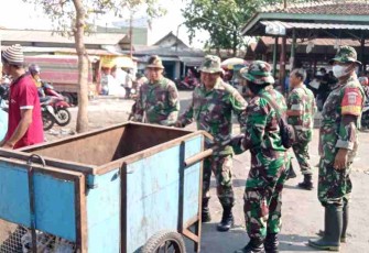 Karya bhakti Koramil 0718-011/Pati pembersihn pasar 