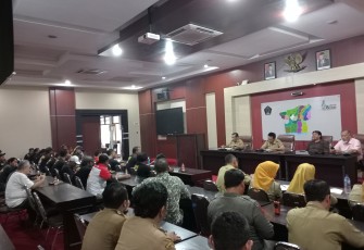 Bupati Blitar Rini Syarifah melalui Inspektorat, Asisten dan Perwakilan OPD Audiensi dengan LSM GPI, Senin 30 Oktober 2023 Bahas Persoalan TP2ID dan Sewa Rumah Dinas Wakil Bupati Blitar. (Foto : Faisal NR / Klikwarta.com)