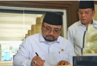Menag Yaqut Cholil Qoumas didampingi Dirjen Bimas Islam Kamaruddin Amin