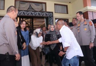 Kapolda Sumsel Irjen Pol A Rachmad Wibowo saat melepas kepergian mantan Wakapolda Sumsel di Bandara Internasional Sultan Mahmud Badaruddin II Palembang, Selasa (3/1)