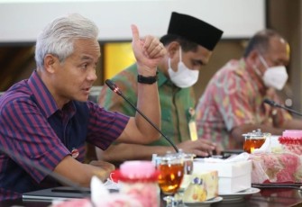 Gubernur Jateng Ganjar Pranowo saat rapat POK APBD tahun 2023 di kantor gubernur, Selasa (3/1)