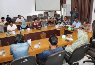 Kapolres Malang AKBP Putu Kholis Aryana saat mendampingi keluarga korban tragedi Kanjuruhan audensi dengan DPRD Kabupaten Malang, Selasa (3/1)