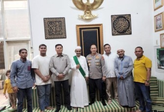 Kapolda Sumsel Irjen Pol A Rachmad Wibowo foto bersama dikediaman Ulama Kharismatik Ustadz Amak Shahab
